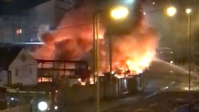 Hasiči v Londýně bojují s obřím požárem autobusového depa