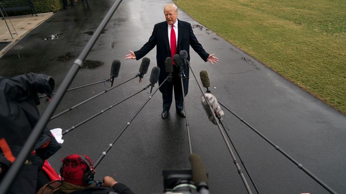 Americký prezident Donald Trump mluví k novinářům - ilustrační foto.