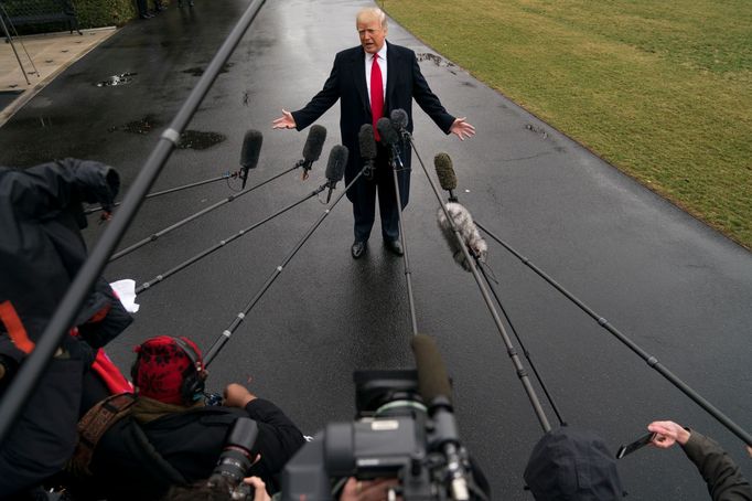 Americký prezident Donald Trump mluví k novinářům u Bílého domu.