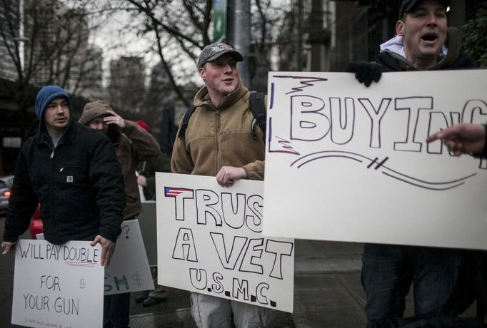 Gun buyers wait outside of the Seattle Police Department, offering gun buyback participants a free appraisal of their weapon's value and cash purchase during the gun buyback event in Seattle, Washington January 26, 2013. Participants received up to a $100 gift card in exchange for working handguns, shotguns and rifles, and up to a $200 gift card for assault weapons. The event lasted from 9 a.m. until shortly after noon, after the event ran out of $80,000 worth of gift cards. REUTERS/Nick Adams (UNITED STATES - Tags: POLITICS CIVIL UNREST) Published: Led. 27, 2013, 12:47 dop.