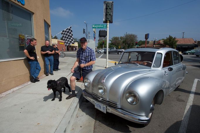 Sraz historických tatrovek v Los Angeles, během představení knihy Vladimíra Cettla "Zátiší s vraky Tatra".