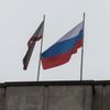 Ruská vlajka vedle krymské na budově krymského parlamentu