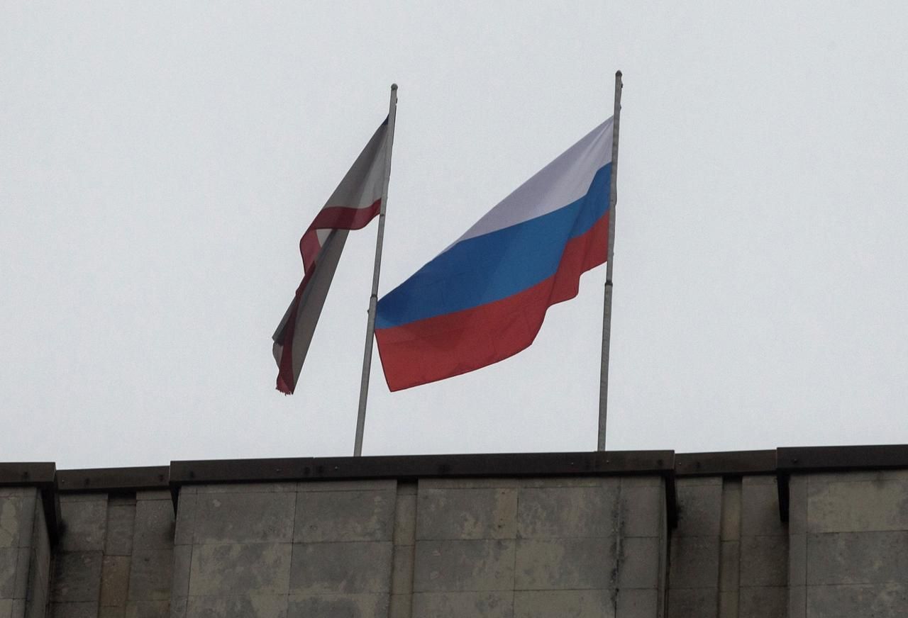 Ruská vlajka vedle krymské na budově krymského parlamentu