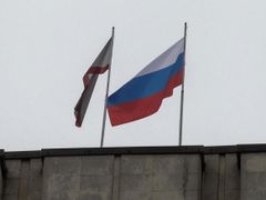 Ruská vlajka vedle krymské na budově krymského parlamentu.
