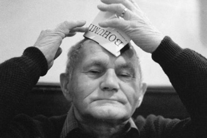 Český spisovatel Bohumil Hrabal s papírovou čepicí. Snímek z roku 1983.