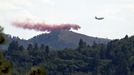 A DC-10 air tanker drops retardant on the "Little Bear Fire" near Ruidoso, New Mexico, in this United States Forest Service handout photo released on June 14, 2012. REUTERS/USFS/Inciweb/Handout (UNITED STATES - Tags: TRANSPORT DISASTER ENVIRONMENT) FOR EDITORIAL USE ONLY. NOT FOR SALE FOR MARKETING OR ADVERTISING CAMPAIGNS. THIS IMAGE HAS BEEN SUPPLIED BY A THIRD PARTY. IT IS DISTRIBUTED, EXACTLY AS RECEIVED BY REUTERS, AS A SERVICE TO CLIENTS Published: Čer. 15, 2012, 1:46 dop.