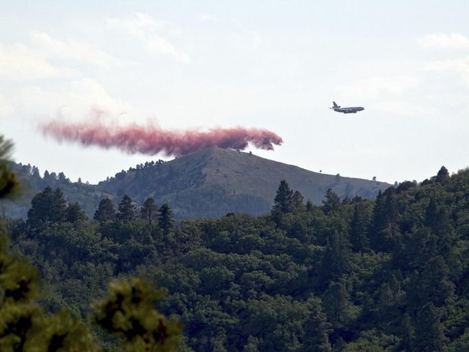 A DC-10 air tanker drops retardant on the "Little Bear Fire" near Ruidoso, New Mexico, in this United States Forest Service handout photo released on June 14, 2012. REUTERS/USFS/Inciweb/Handout (UNITED STATES - Tags: TRANSPORT DISASTER ENVIRONMENT) FOR EDITORIAL USE ONLY. NOT FOR SALE FOR MARKETING OR ADVERTISING CAMPAIGNS. THIS IMAGE HAS BEEN SUPPLIED BY A THIRD PARTY. IT IS DISTRIBUTED, EXACTLY AS RECEIVED BY REUTERS, AS A SERVICE TO CLIENTS Published: Čer. 15, 2012, 1:46 dop.