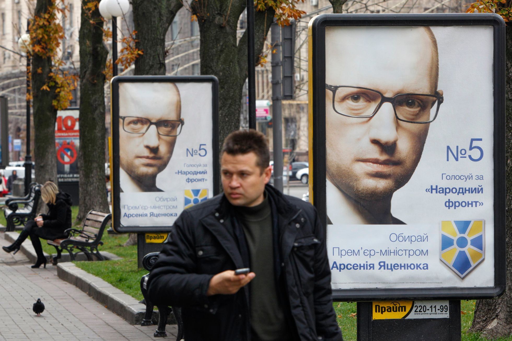 Premiér Arsenij Jaceňuk (na billboardech) kandiduje za Lidovou frontu.