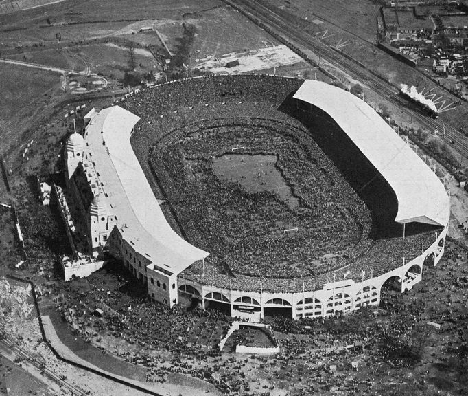 Letecká fotografie stadionu Wembley před začátkem finále F.A. Cupu 1923 mezi Boltonem Wanderers a West Hamem United.