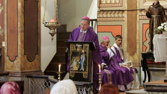 Biskup Luigi Padovese při mši v kostele v Trabzonu na severovýchodě Turecka.