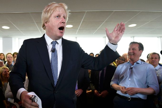 Britský premiér David Cameron (vpravo) naslouchá Borisi Johnsonovi.