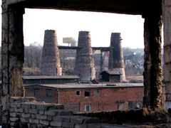 Tři vápenné pece jsou stále nezaměnitelnou dominantou někdejší huti Koněv. Provoz vysokých pecí zde byl ukončen v roce 1975.