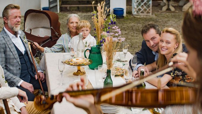 Jiří Langmajer, Iveta Dušková, Matěj Kadlec, Ondřej Vetchý a Linda Rybová ve filmu Moře na dvoře.
