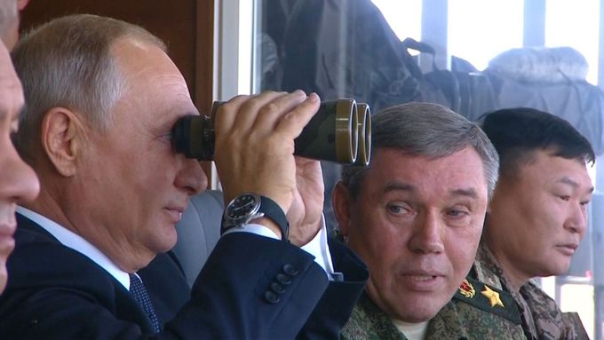 Prezident Vladimir Putin se špičkami ruské armády.