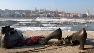 BUDAPEŠŤ (Maďarsko) - Lidé pokládali 27. května v Den holocaustu květiny přes odlitky odložených bot, které jsou součástí památníku obětem holokaustu na břehu Dunaje v Budapešti.