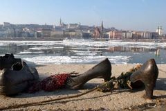 V Budapešti pohřbili ostatky 3600 Židů z masových vražd na konci války. Našli je při opravě mostu