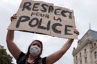 V Paříži demonstrovaly manželky policistů. Mějte úctu k našim mužům, žádaly