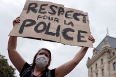 V Paříži demonstrovaly manželky policistů. Mějte úctu k našim mužům, žádaly