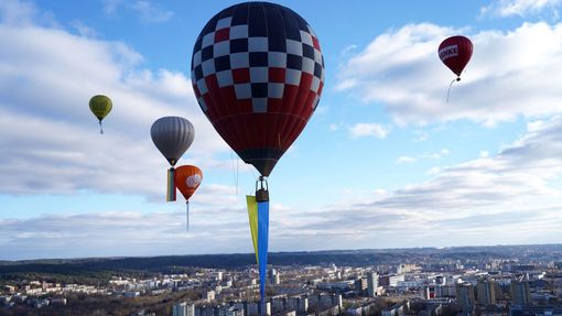 Ve Vilniusu vypustili na podporu Ukrajiny horkovzdušné balóny s ukrajinskými vlajkami.