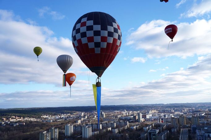 Ve Vilniusu vypustili na podporu Ukrajiny horkovzdušné balóny s ukrajinskými vlajkami.