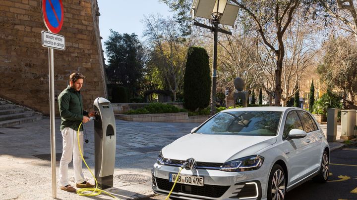 Praha schválila plán rozvoje dobíječek pro elektroauta. Před památkami stát nebudou
