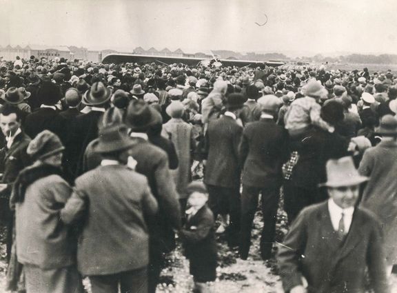 Zástupy lidí vítají Charlese A. Lindbergha a jeho letoun po přistání v Paříži. 21. 5. 1927.