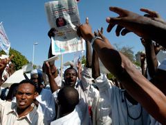 Stovky demonstrantů požadovali v pátek 30. listopadu 2007 v ulicích Chartúmu přísnější trest pro učitelku Gibbonsovou. Jejího "Mohamedvídka" brali jako urážku. Súdán; listopad 2007