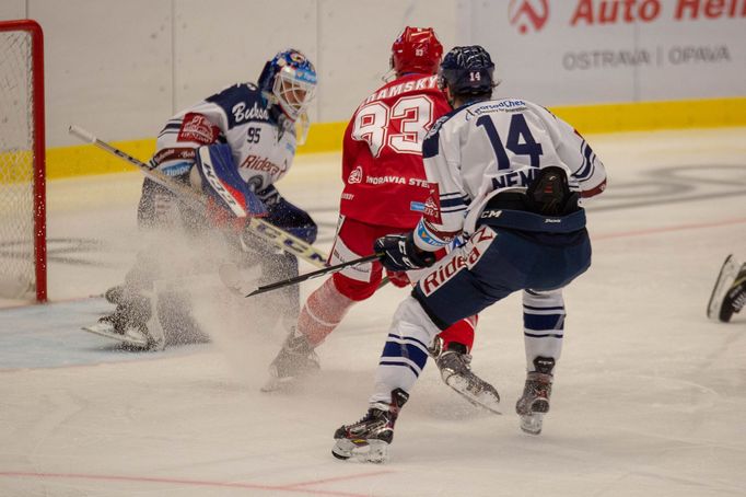 33. kolo hokejové Tipsport extraligy, Vítkovice - Třinec: Zleva Miroslav Svoboda, Martin Adamský a Erik Němec.