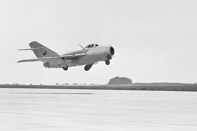 Start reaktivního stíhacího letounu MiG-15 československého letectva. Foto z roku 1955