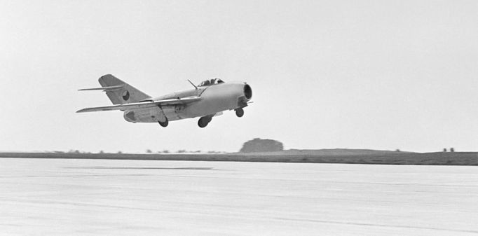 Start reaktivního stíhacího letounu MiG-15 československého letectva. Foto z roku 1955