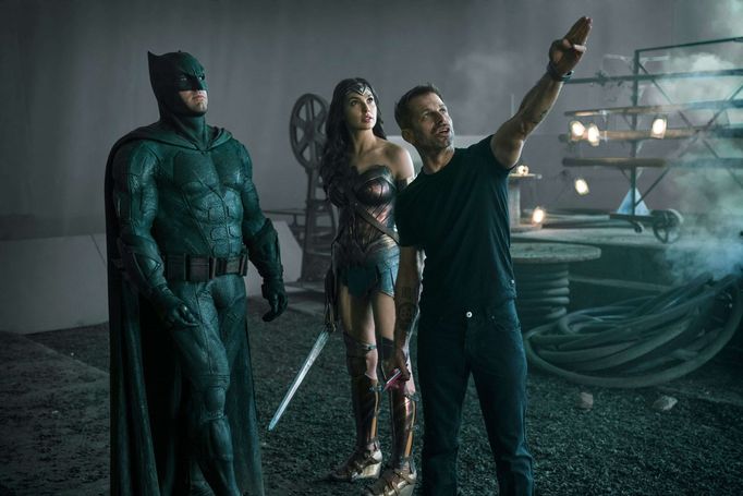 Ben Affleck jako Batman, Gal Gadotová v roli Wonder Woman a režisér Zack Snyder při natáčení Ligy spravedlnosti.