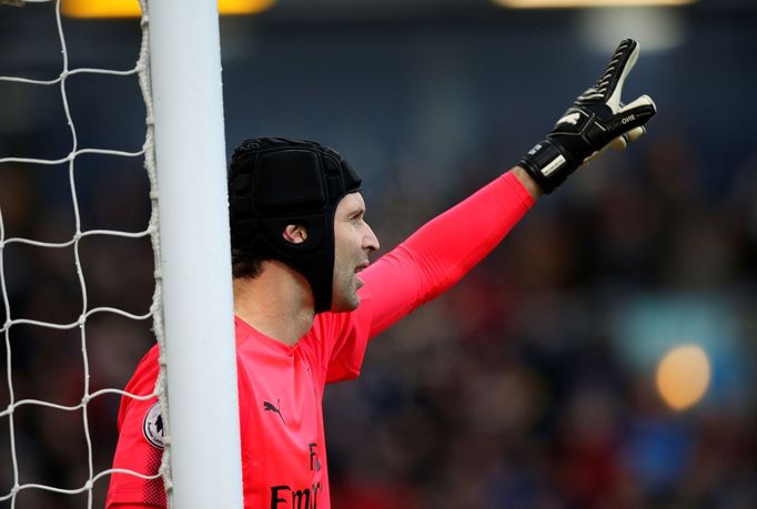 Petr Čech v utkání s Burnley