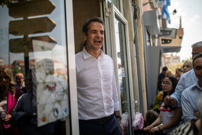 Předseda Nové demokracie Kyriakos Mitsotakis na ulici během volební kampaně.