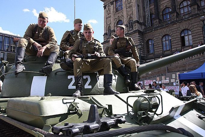 Tank před Národním muzeem i s rudoarmějci