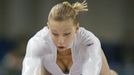 Česká reprezentantka Jana Komrsková při přeskoku na mistrovství světa sportovních gymnastek 22. listopadu 2002 v maďarském Debrecínu.