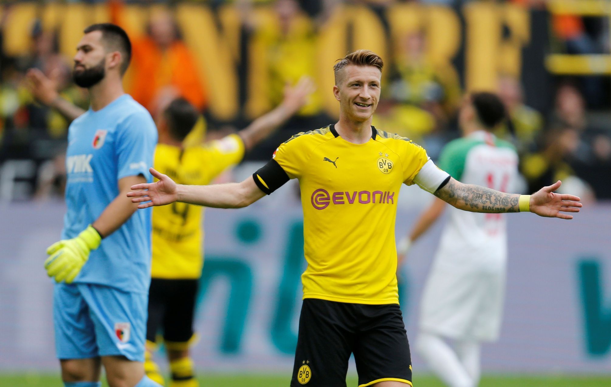fotbal, německá liga 2019/2020, Dortmund - Augsburg. Tomáš Koubek inkasoval, Marco Reus slaví