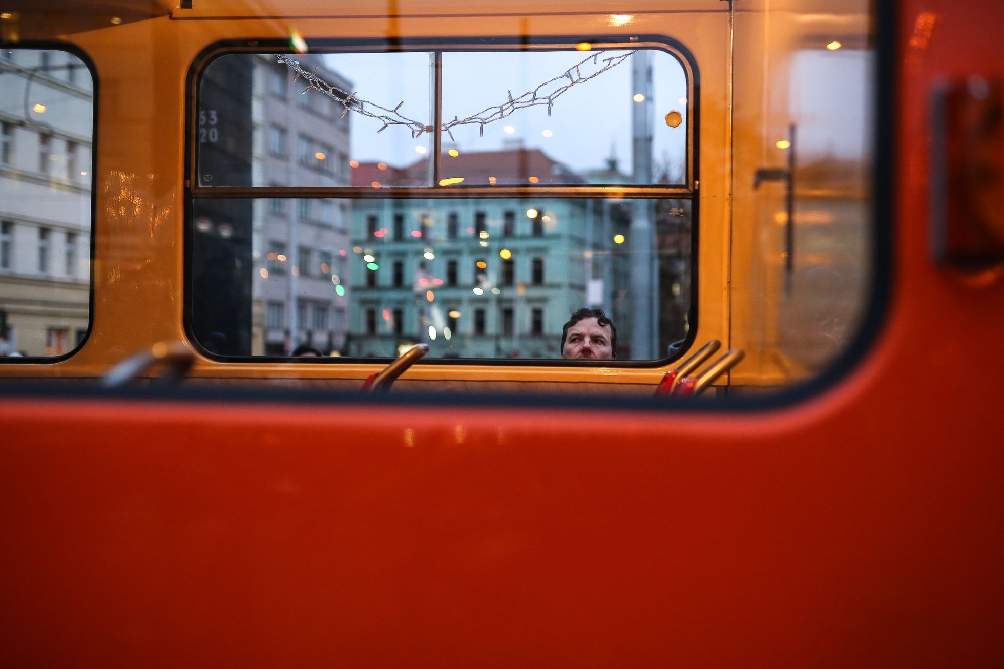 Mazací tramvaj v Praze vánočně svítí a jede, 19.12.2016