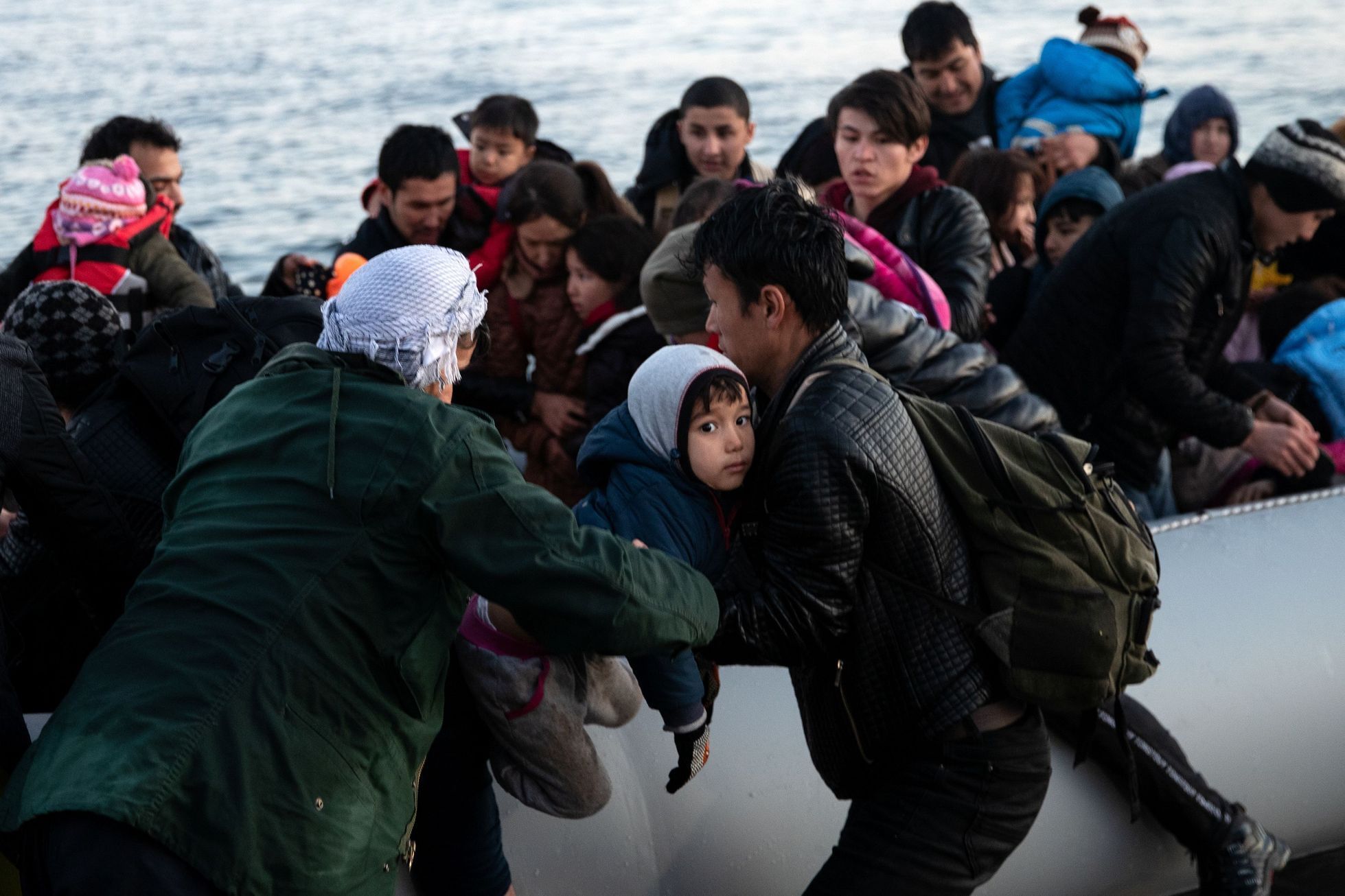 Migranti utíkají z Turecka do Řecka.