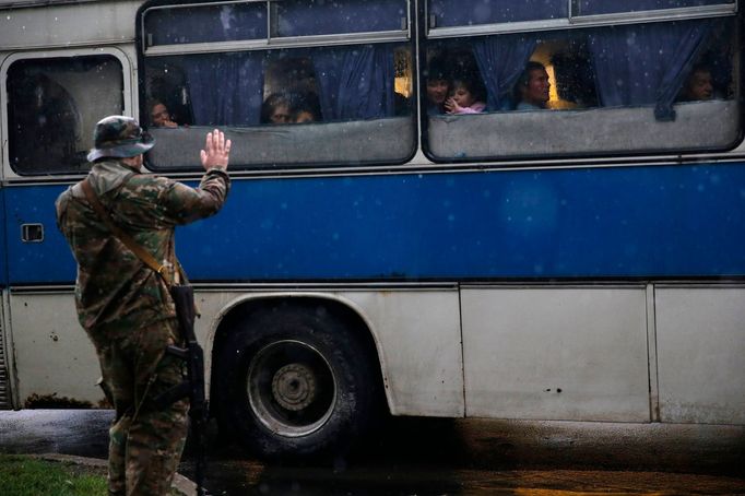 Proruský separatista z východoukrajinského Doněcku posílá svoji rodinu za hranice do Ruska.