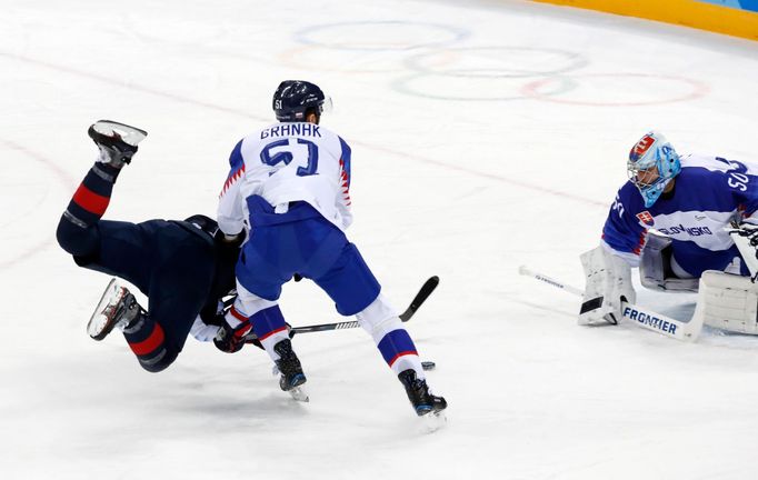 Ryan Donato se v letu snaží ohrozit branku Slovenska.