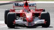 Michael Schumacher s Ferrari na trati GP Brahrajnu.