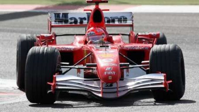 Michael Schumacher s Ferrari na trati GP Brahrajnu.