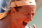 To byla krize! Světová jednička Victoria Azarenková byla jen krůček od šokujícího vyřazení v prvním kole French Open. Enormní byl její vztek...