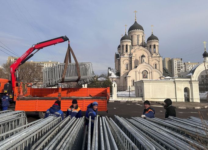 Už ve čtvrtek procházely v okolí hřbitova policejní hlídky. Dělníci tam dovezli bariéry a nainstalovali kamery. V chrámu platil během zákaz fotografování a natáčení.