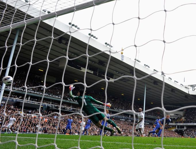 Fotbalista Tottenhamu Jermain Defoe střílí svůj gól v utkání anglické Premier League 2012/13 proti Chelsea.