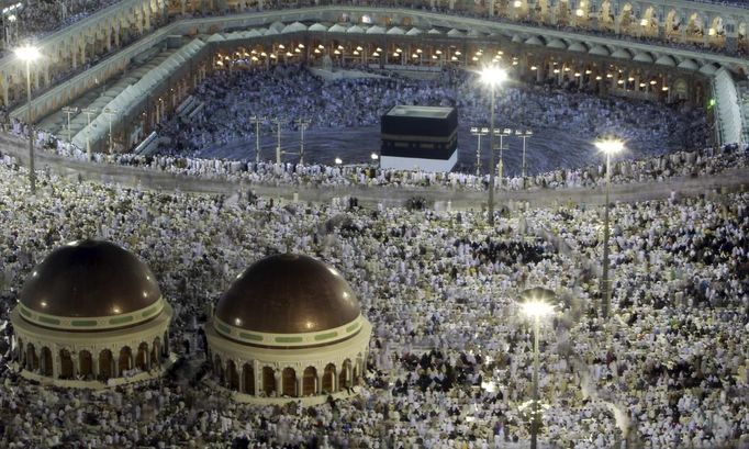 Muslim pilgrims circle the Kaaba and pray at the Grand mosque during the annual haj pilgrimage in the holy city of Mecca October 22, 2012, ahead of Eid al-Adha which marks the end of haj. On October 25, the day of Arafat, millions of Muslim pilgrims will stand in prayer on Mount Arafat near Mecca at the peak of the annual pilgrimage. REUTERS/Amr Abdallah Dalsh (SAUDI ARABIA - Tags: RELIGION SOCIETY) Published: Říj. 22, 2012, 8:36 odp.