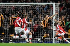 Hull zuří: Arsenalu pomohli rozhodčí a Fabregas plival