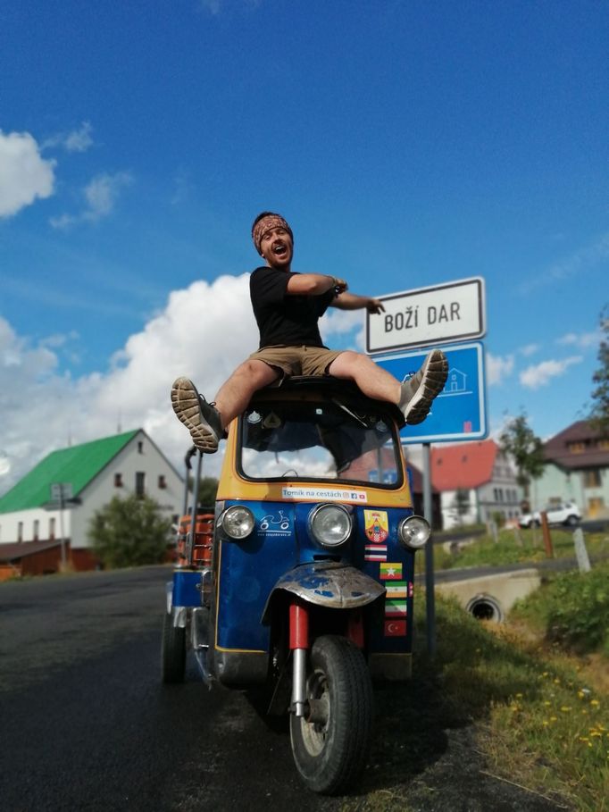 S tuktujem se Tomáš projíždí i po české krajině. O cestě po České republice natočil cestopis Z Hranic okolo Hranic, který běží na Prima Zoom.