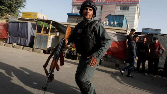 Afghánský policista na místě středečního útoku v Kábulu.