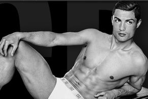Z fotbalisty návrhář: Ronaldo prodává vlastní značku prádla